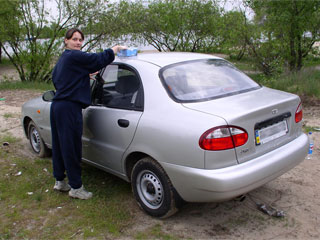 Оксана пытается мыть серебристый SENS. Потом мы пользовались автомойкой :)